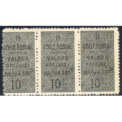 N°011- CP3 -** - Variété de piquage - 1 étroit, 1 large, 1 normal se tenant- Manque 2 perforations verticales sur les 3 timbres